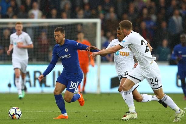 僅透露出他 僅透露出他