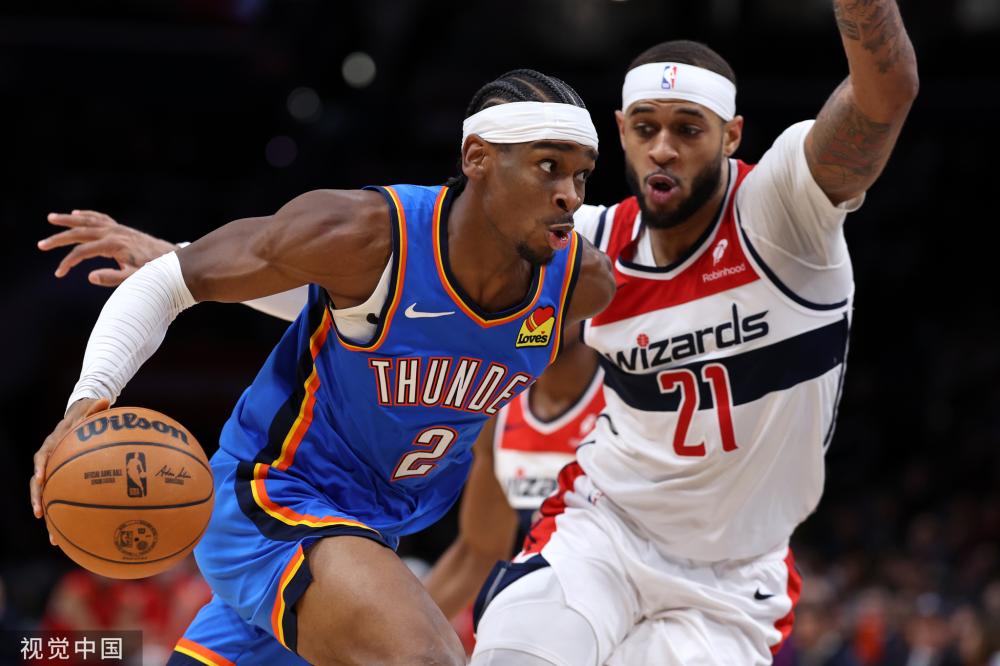 德布劳内想放铲断球， 结果被萨拉赫挑球过掉直奔替补席[2...6].